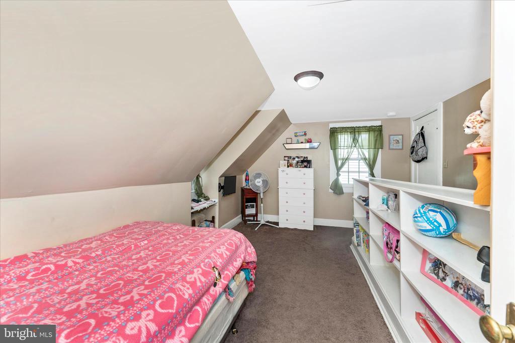 1052 FAIRVIEW ROAD