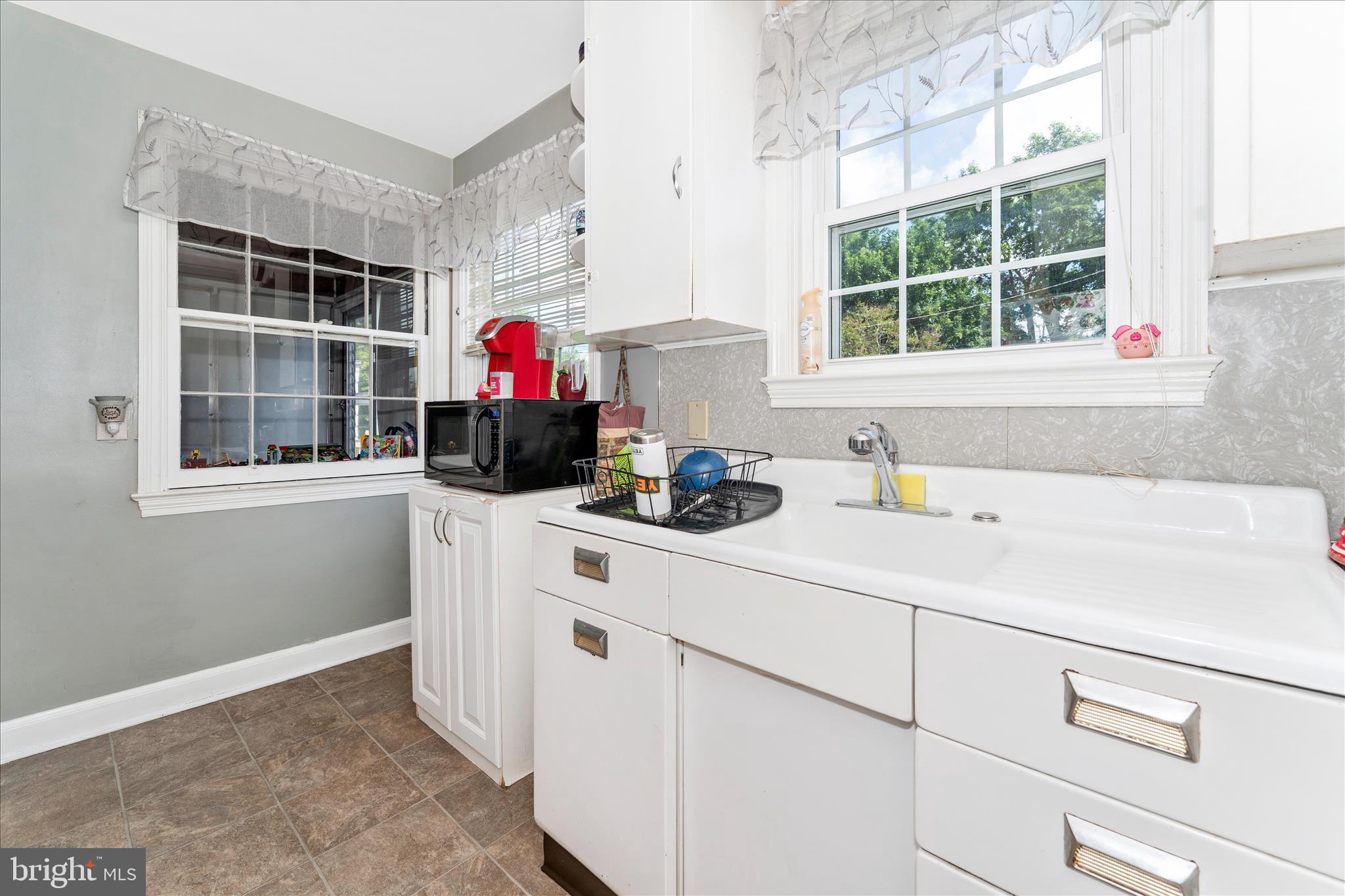 1052 FAIRVIEW ROAD