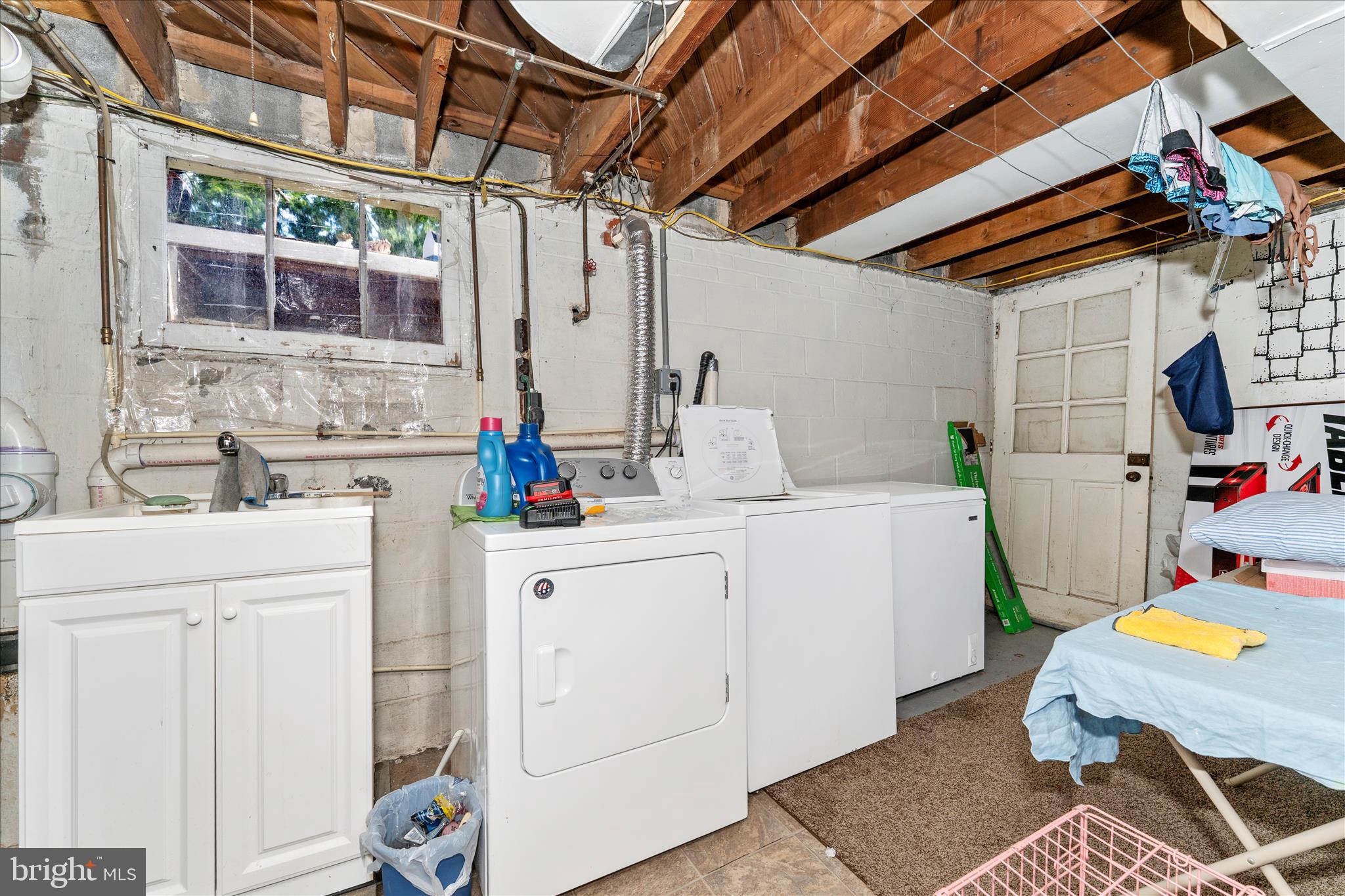 1052 FAIRVIEW ROAD