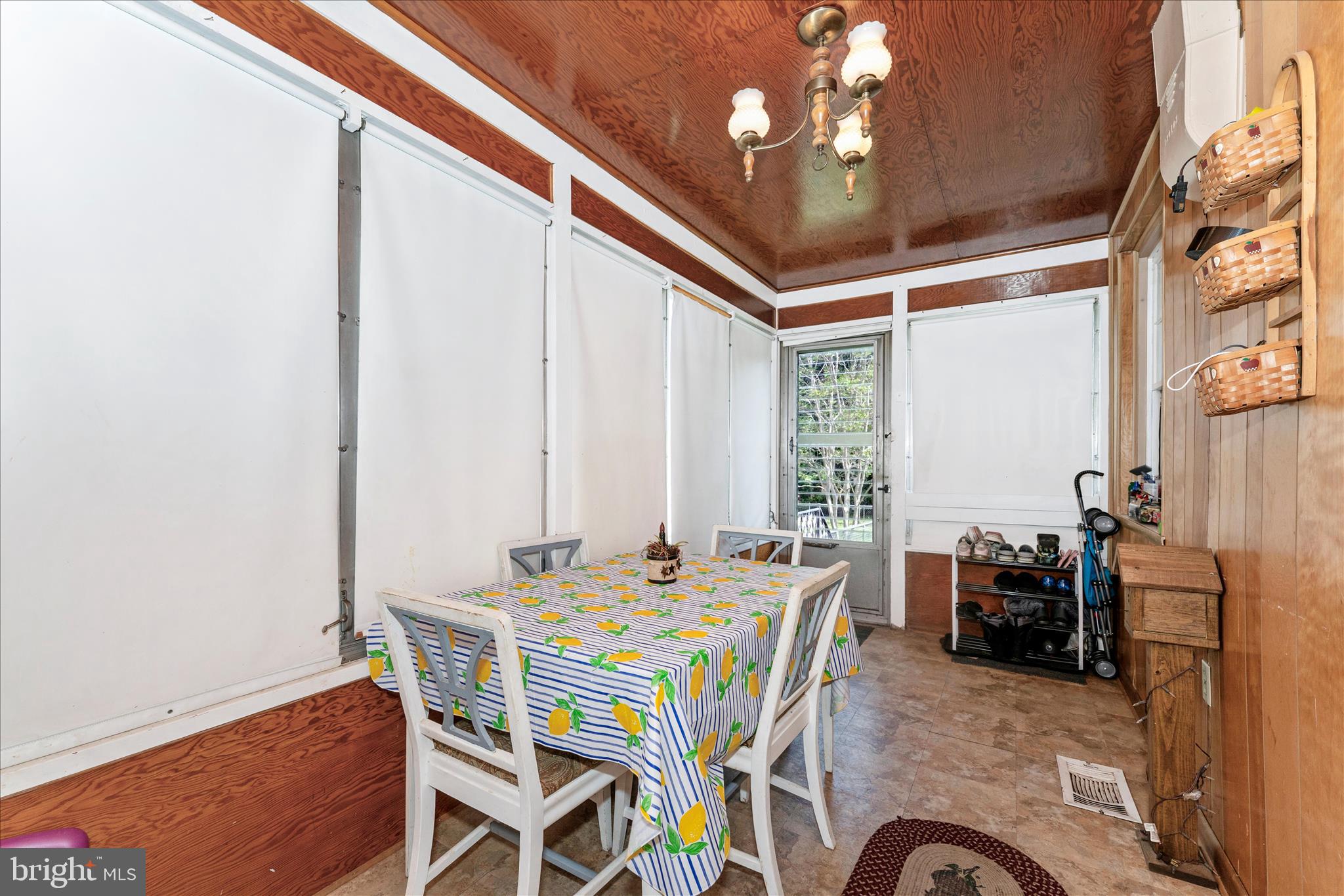 1052 FAIRVIEW ROAD