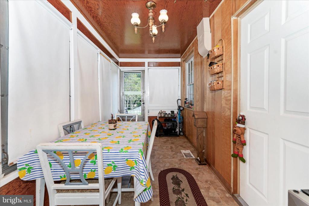 1052 FAIRVIEW ROAD