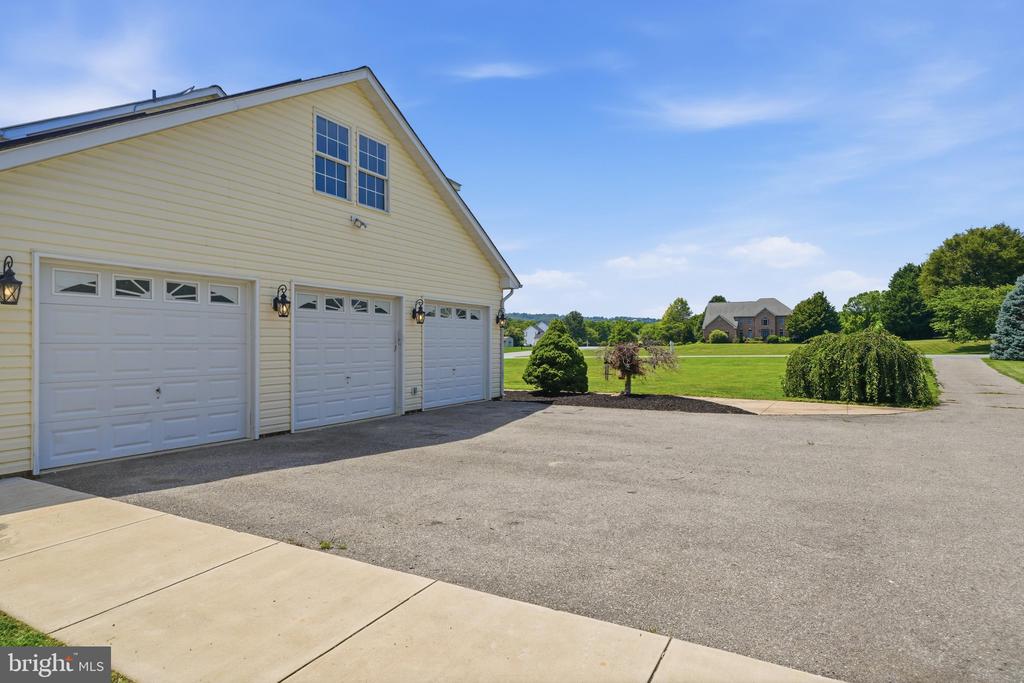 5325 HOLLOW TREE LANE