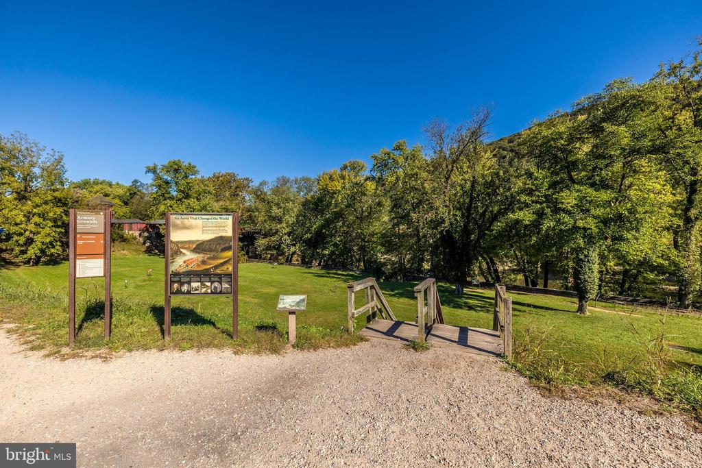 28 STONE RIVER COURT