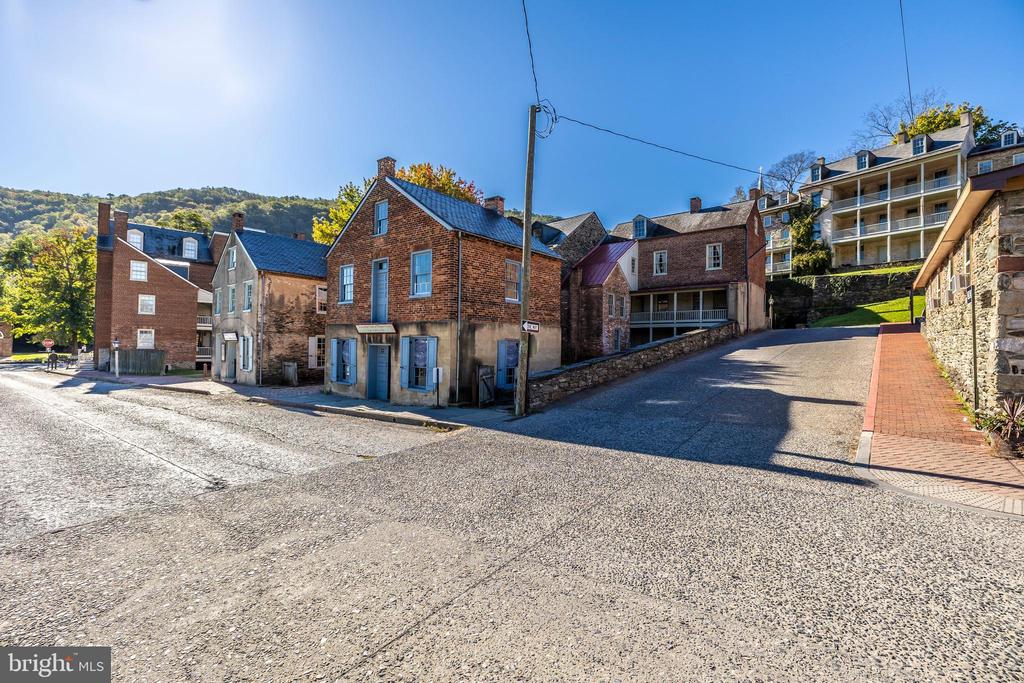 28 STONE RIVER COURT