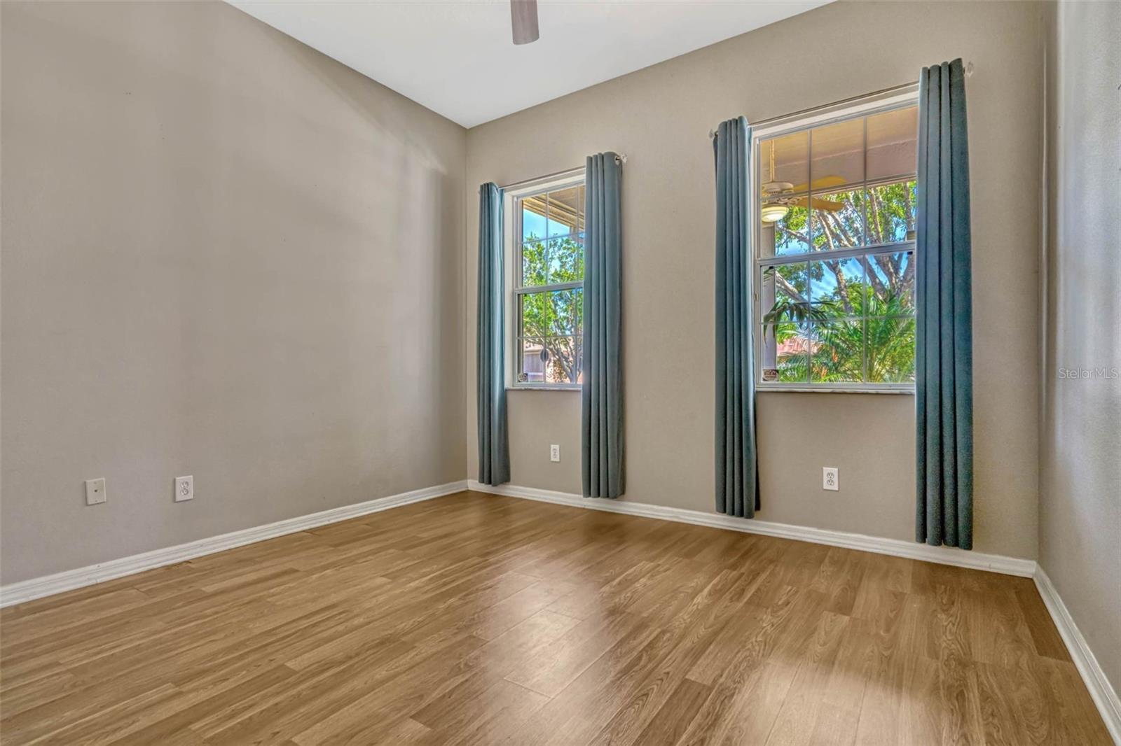 115 CRESCENT MOON DR