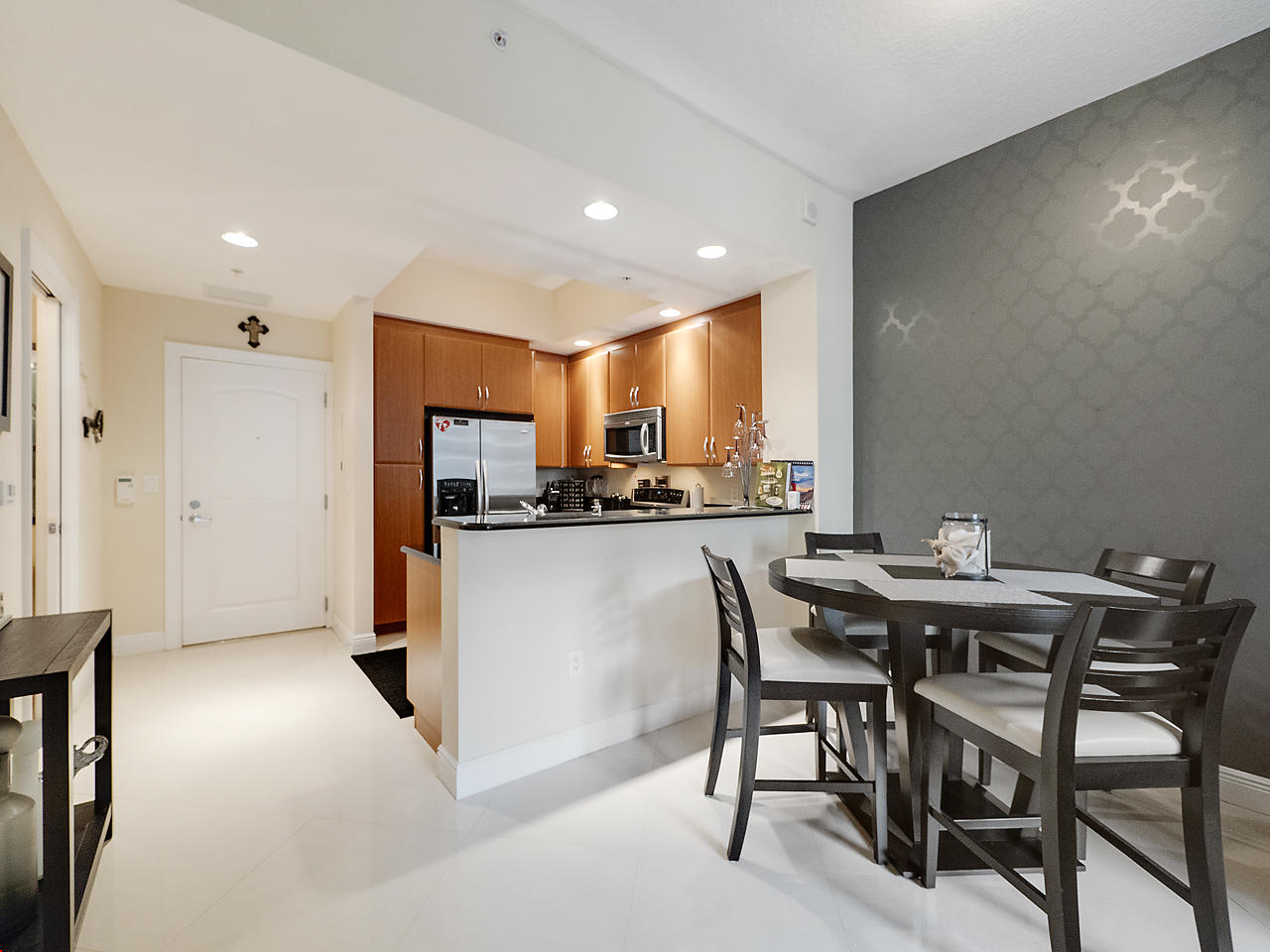 701 S Olive Avenue 810