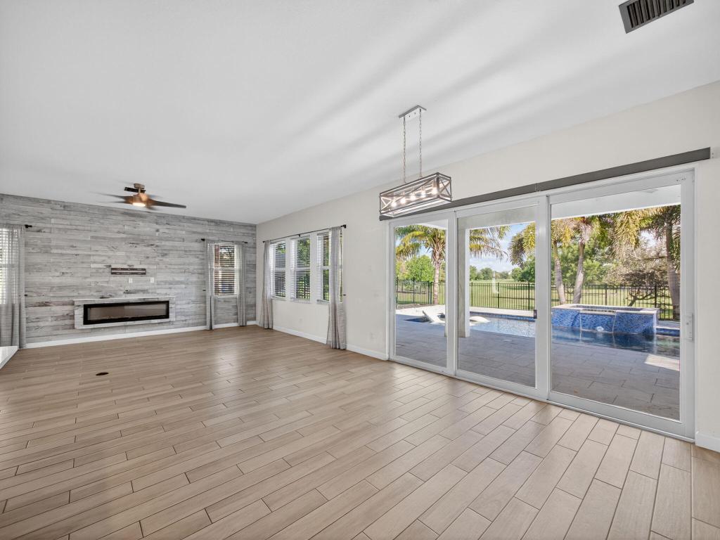 19655 Split Rail Run