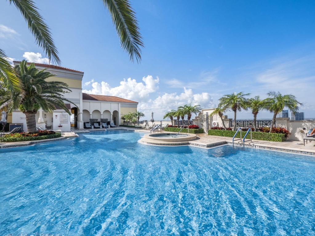 701 S Olive Avenue 1105