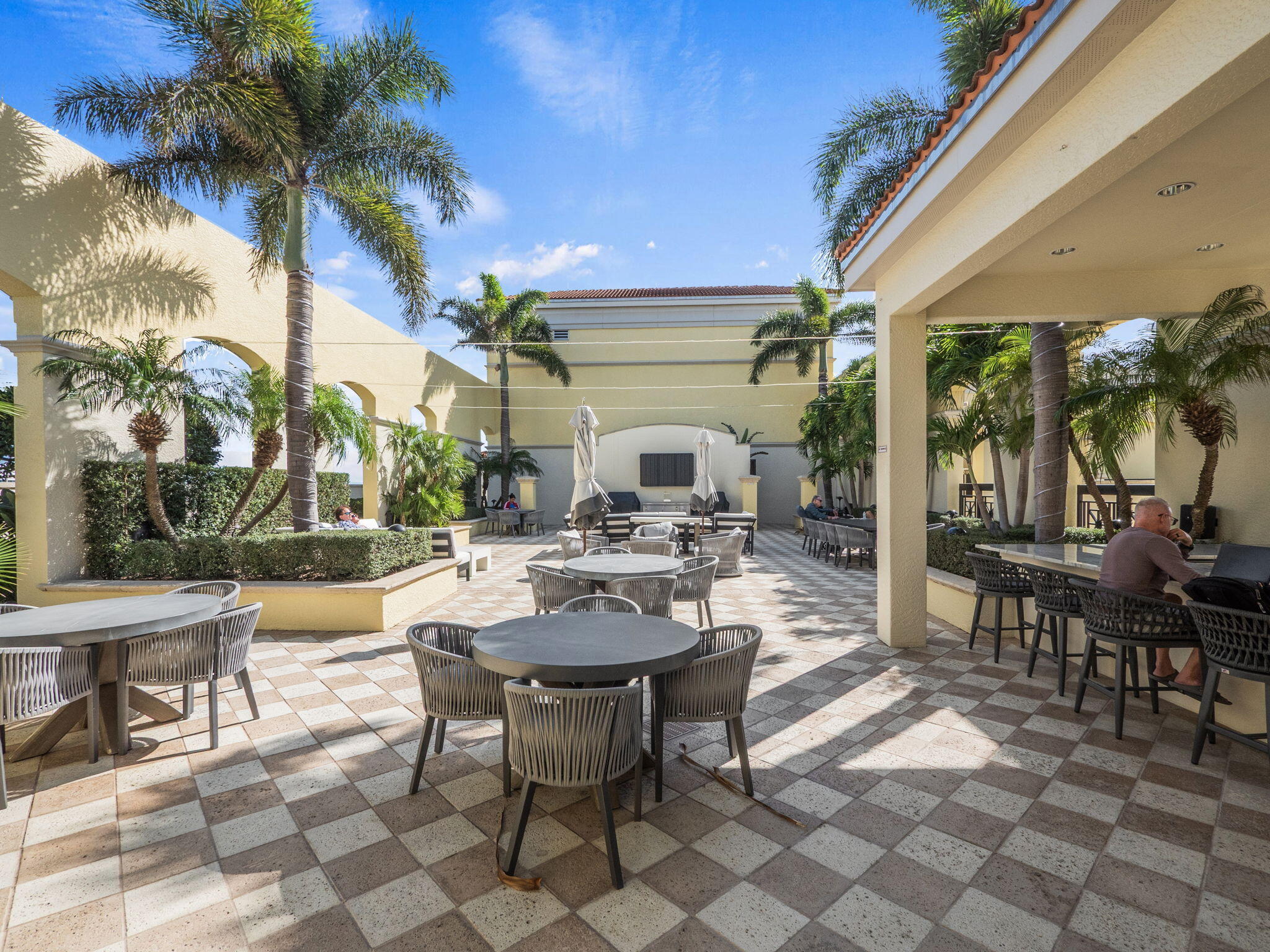 701 S Olive Avenue 1105