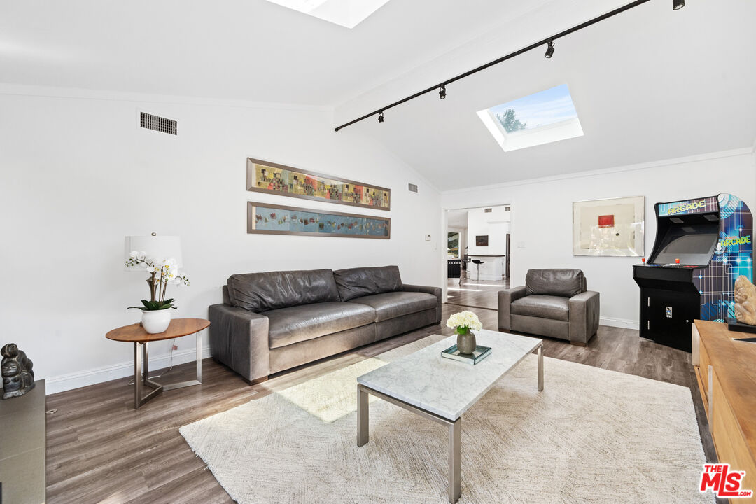 4008 Ballina Dr