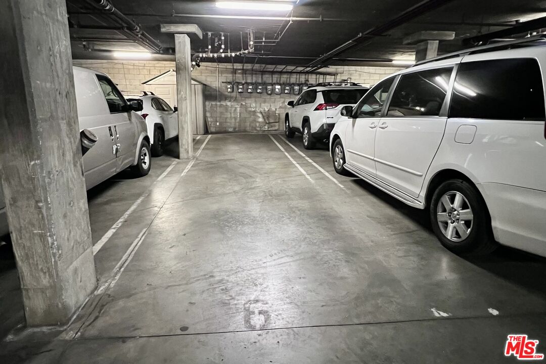 7442 Hazeltine Ave Unit: 204