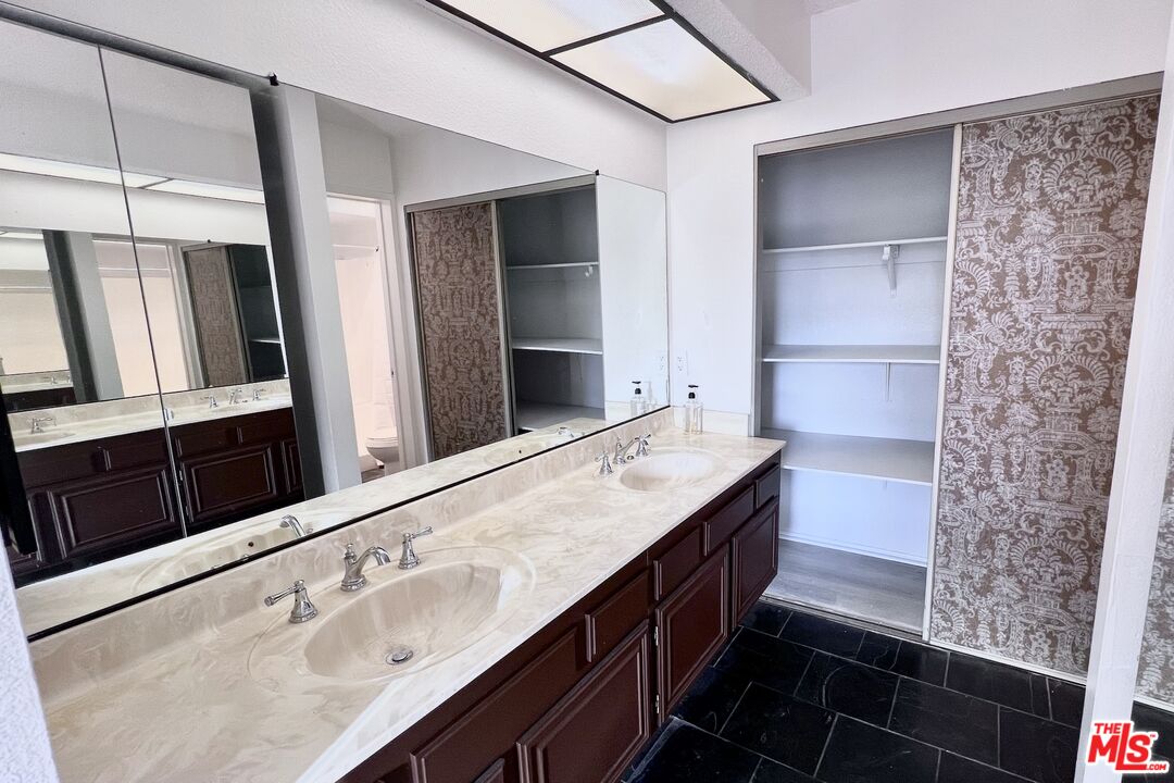 7442 Hazeltine Ave Unit: 204