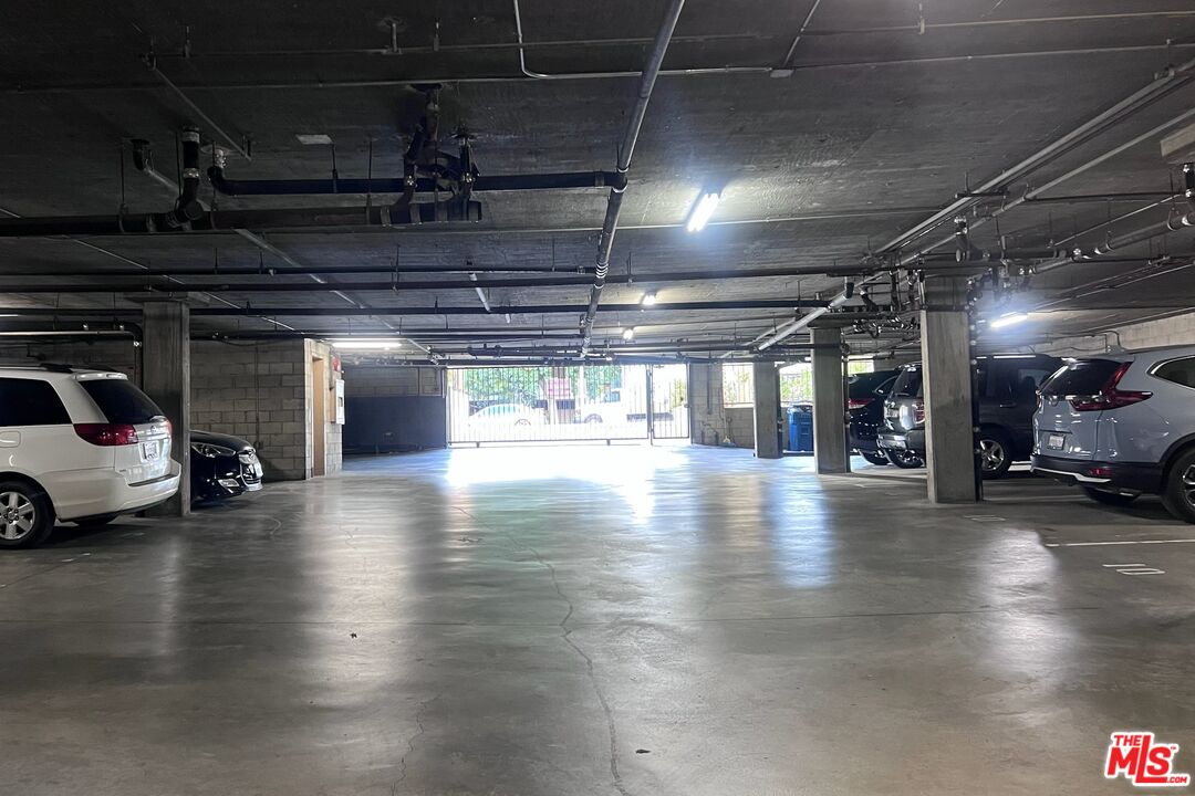 7442 Hazeltine Ave Unit: 204