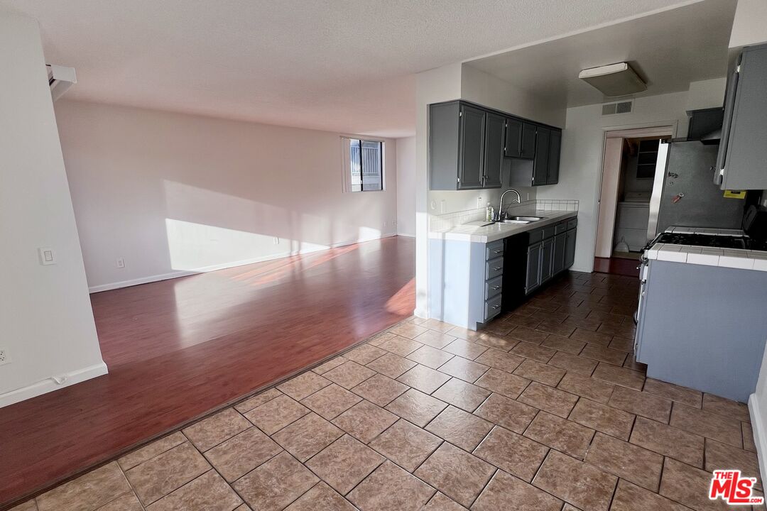 7442 Hazeltine Ave Unit: 204