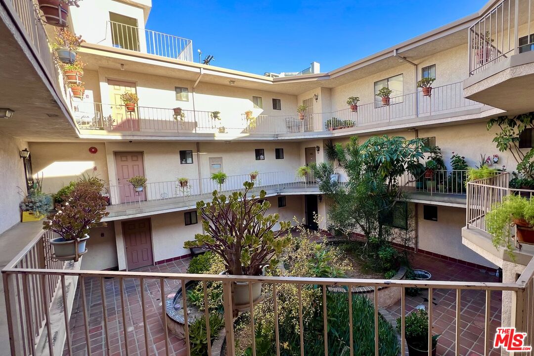 7442 Hazeltine Ave Unit: 204