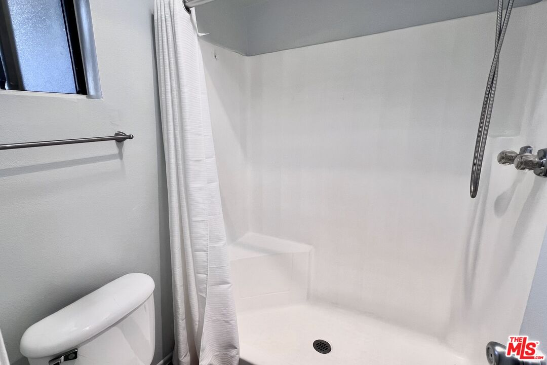 7442 Hazeltine Ave Unit: 204