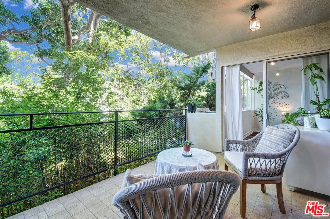 289 S Barrington Ave Unit: A102