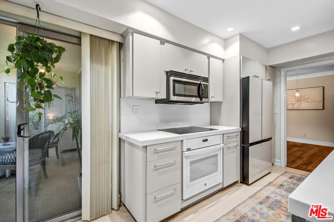 289 S Barrington Ave Unit: A102