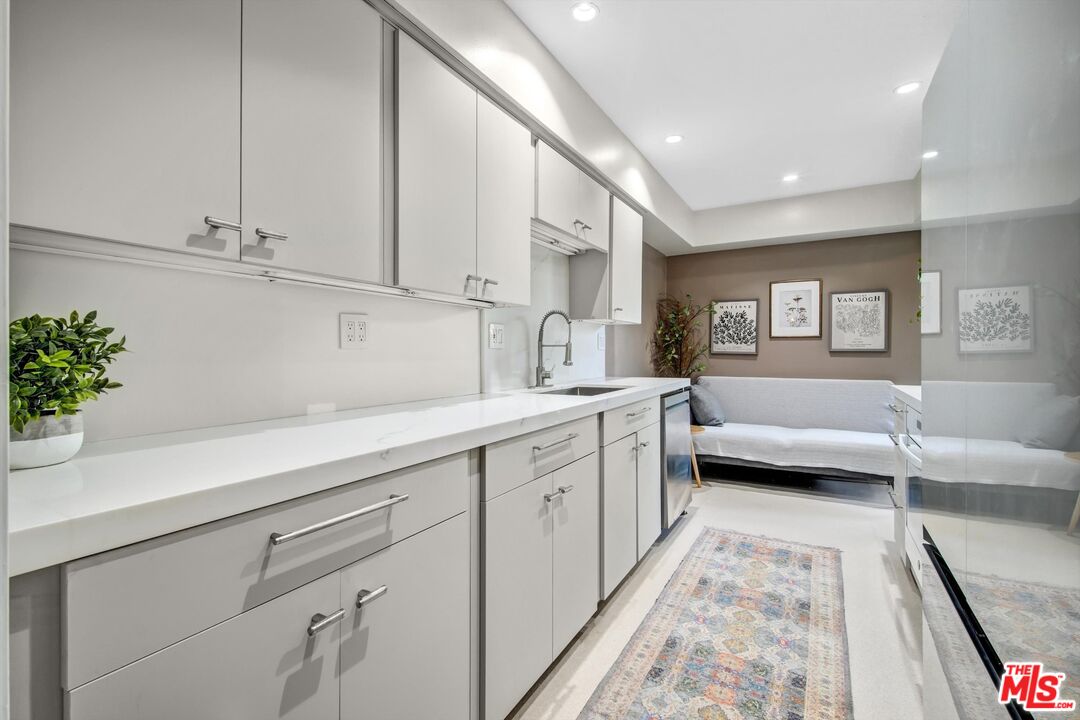 289 S Barrington Ave Unit: A102