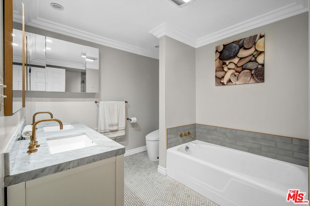 289 S Barrington Ave Unit: A102