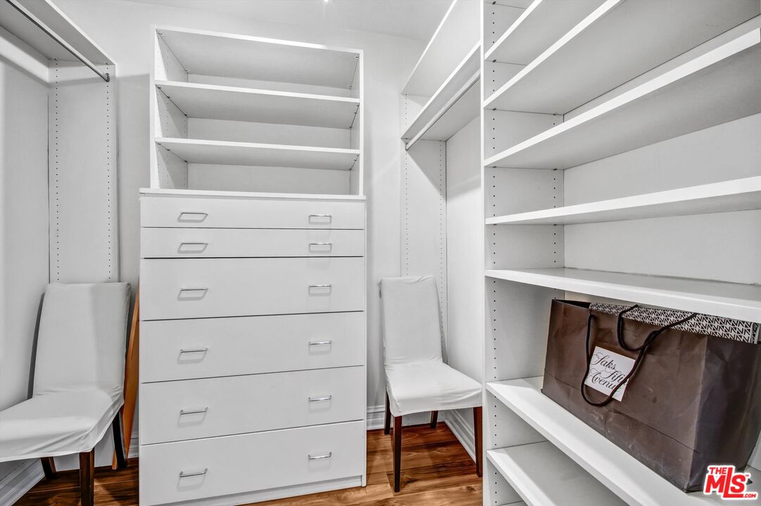 289 S Barrington Ave Unit: A102