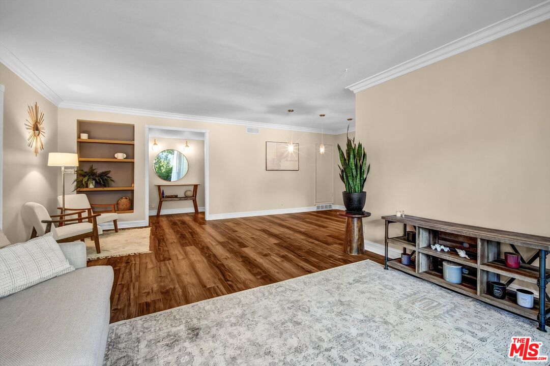 289 S Barrington Ave Unit: A102