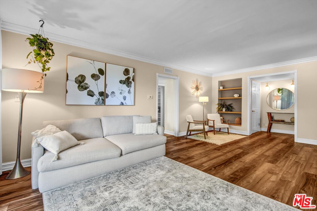 289 S Barrington Ave Unit: A102