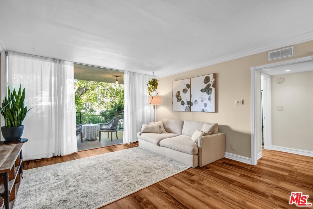 289 S Barrington Ave Unit: A102