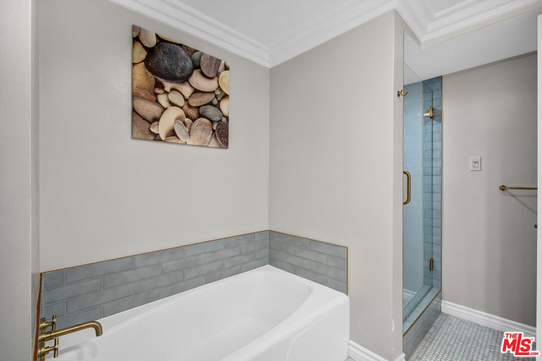 289 S Barrington Ave Unit: A102