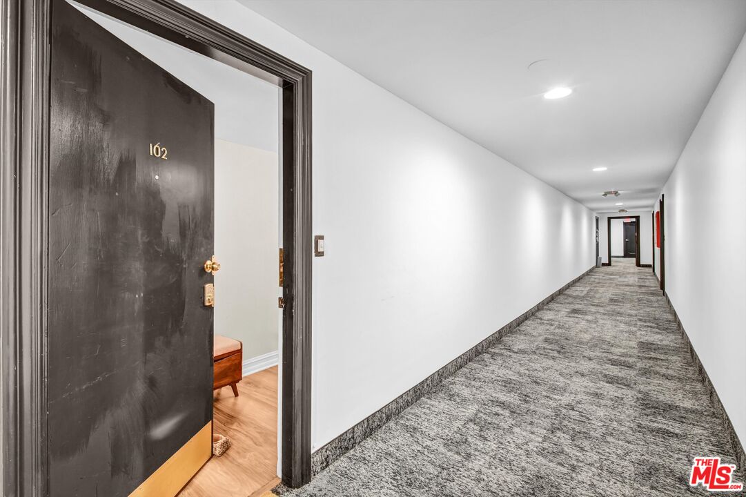 289 S Barrington Ave Unit: A102