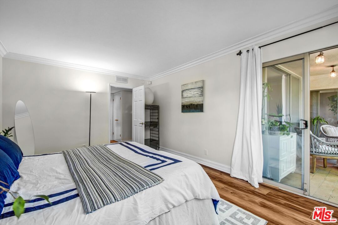 289 S Barrington Ave Unit: A102