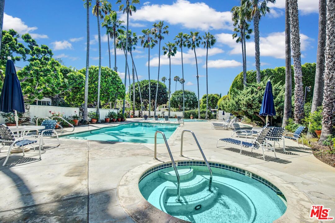 289 S Barrington Ave Unit: A102