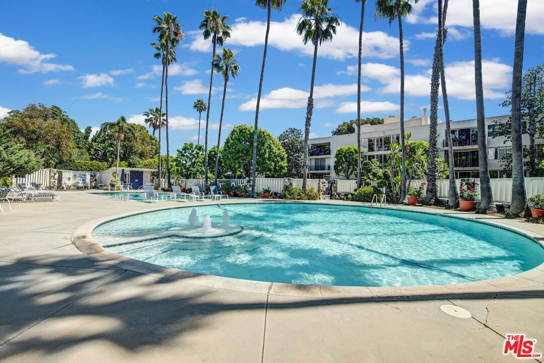 289 S Barrington Ave Unit: A102