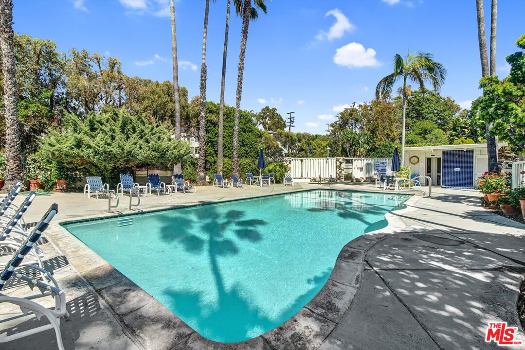 289 S Barrington Ave Unit: A102