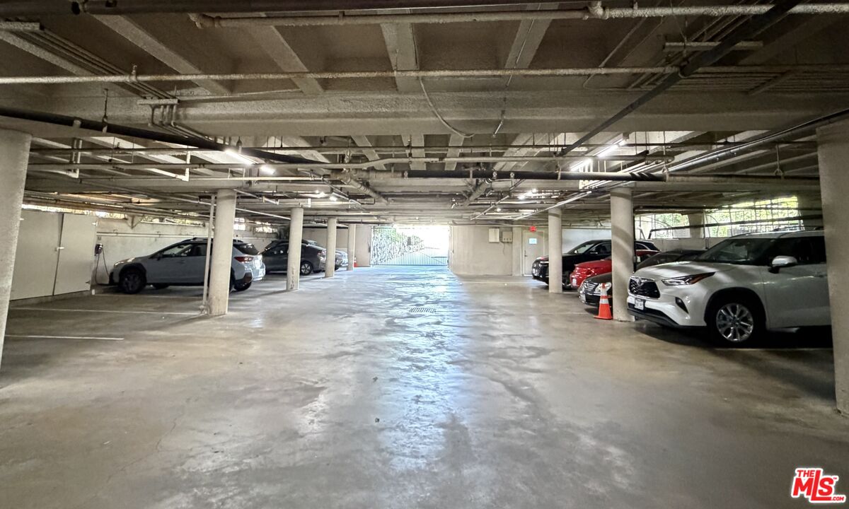 289 S Barrington Ave Unit: A102