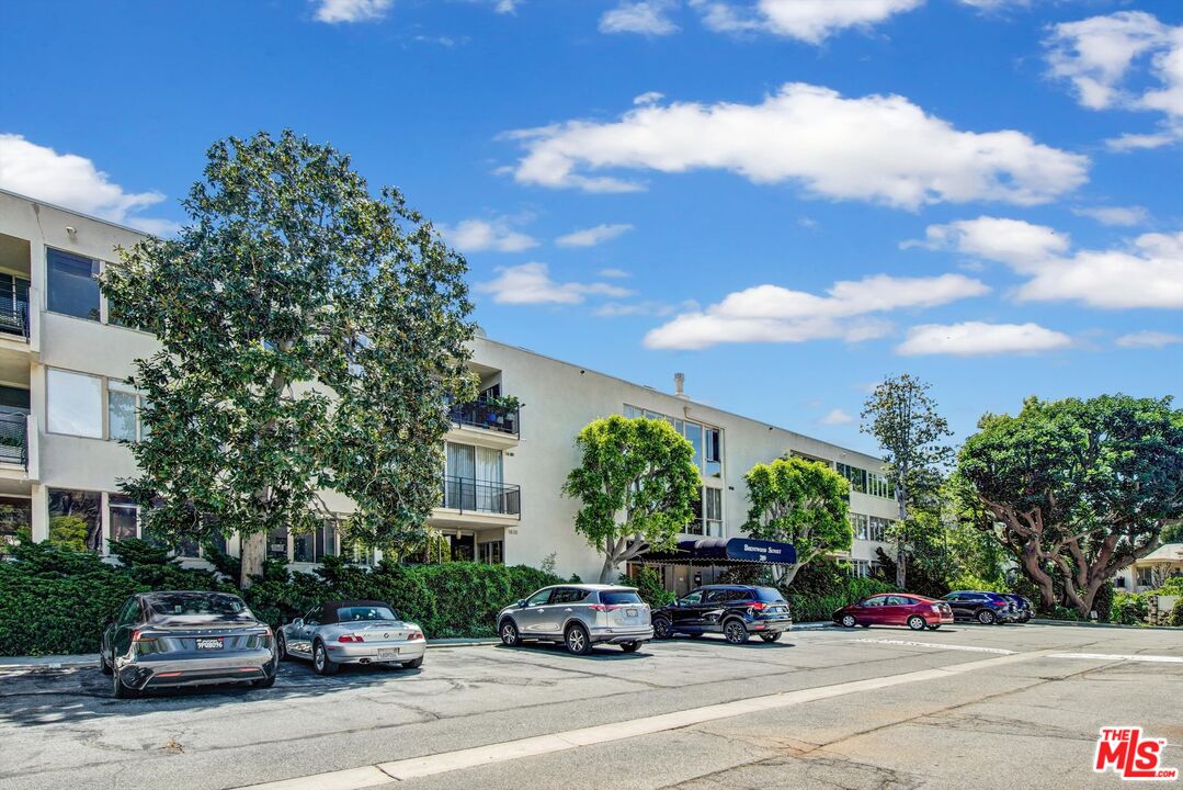 289 S Barrington Ave Unit: A102