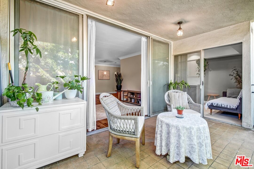 289 S Barrington Ave Unit: A102