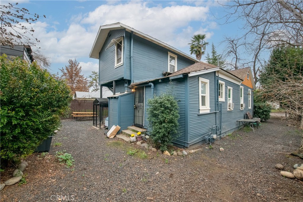 1422 W 7th Street