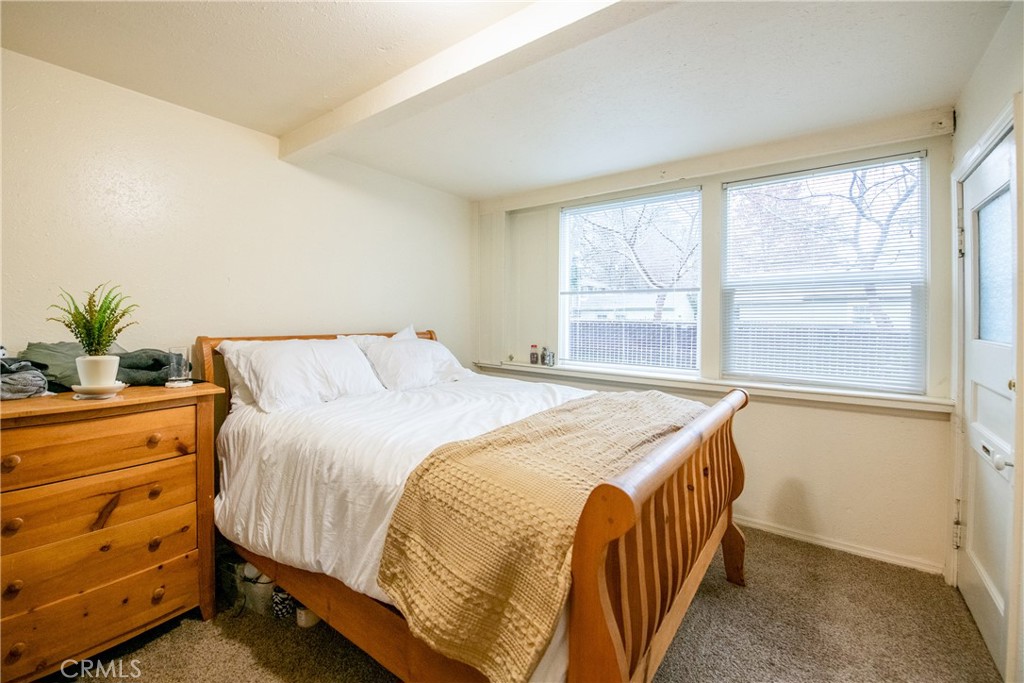 1422 W 7th Street