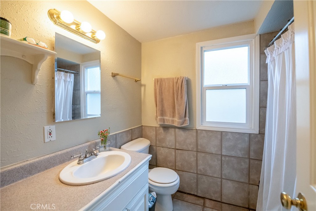 1422 W 7th Street