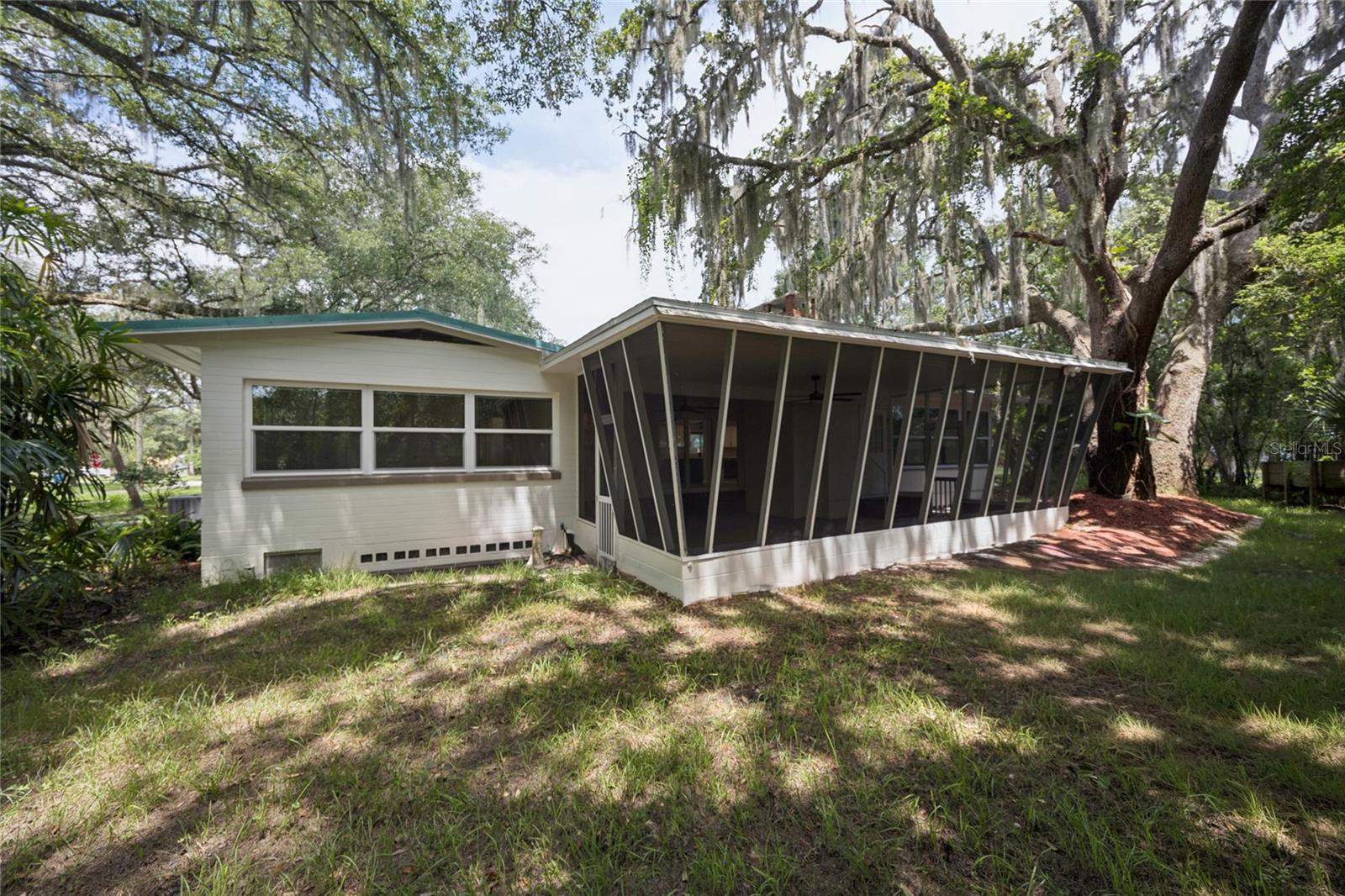 22 POINSETTIA DR
