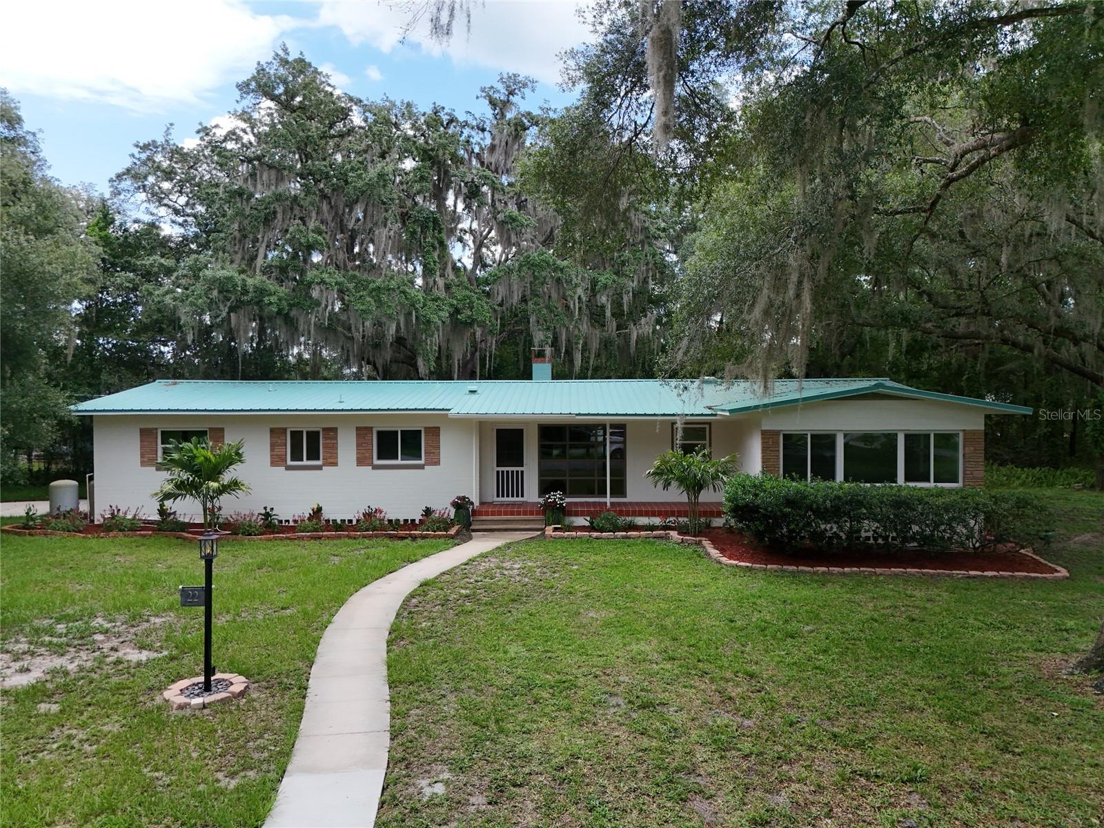 22 POINSETTIA DR