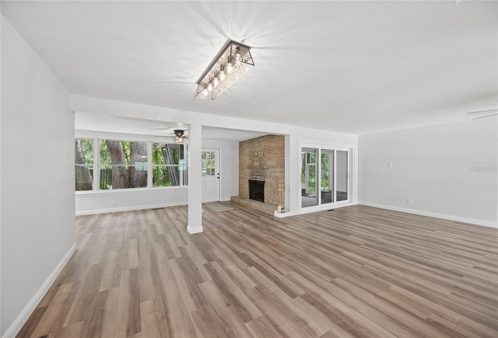22 POINSETTIA DR