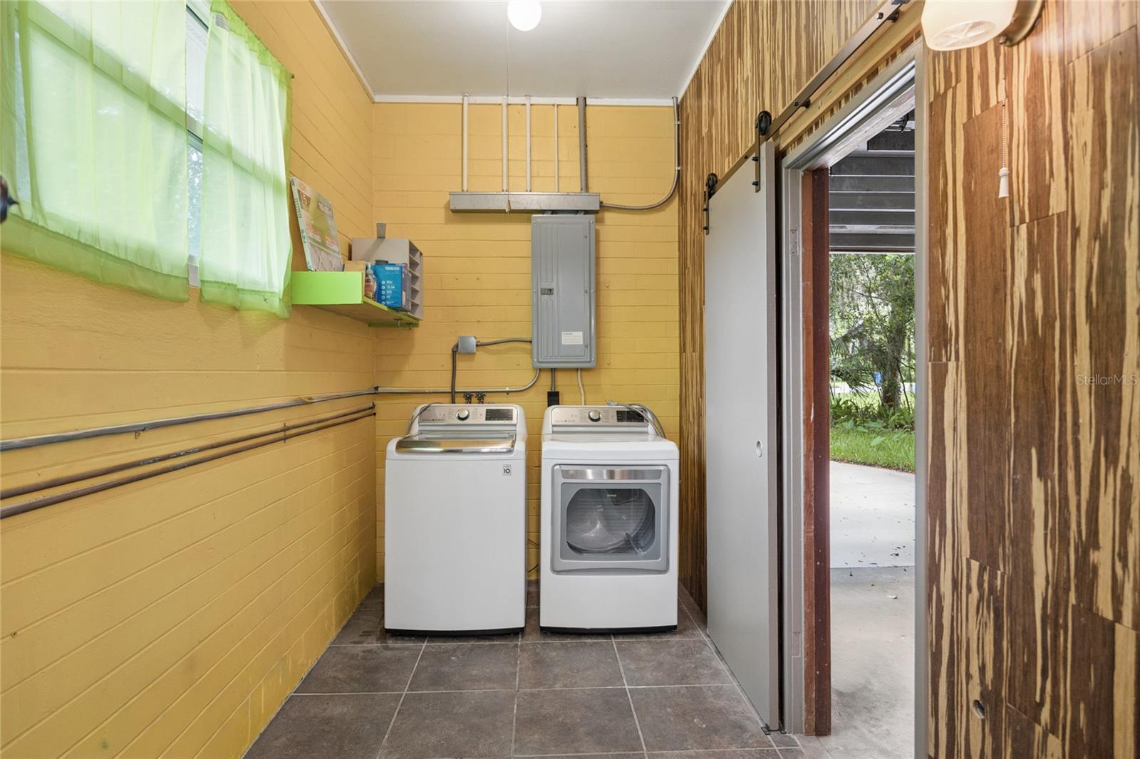 22 POINSETTIA DR