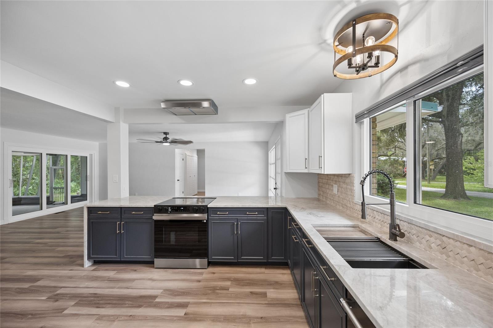 22 POINSETTIA DR
