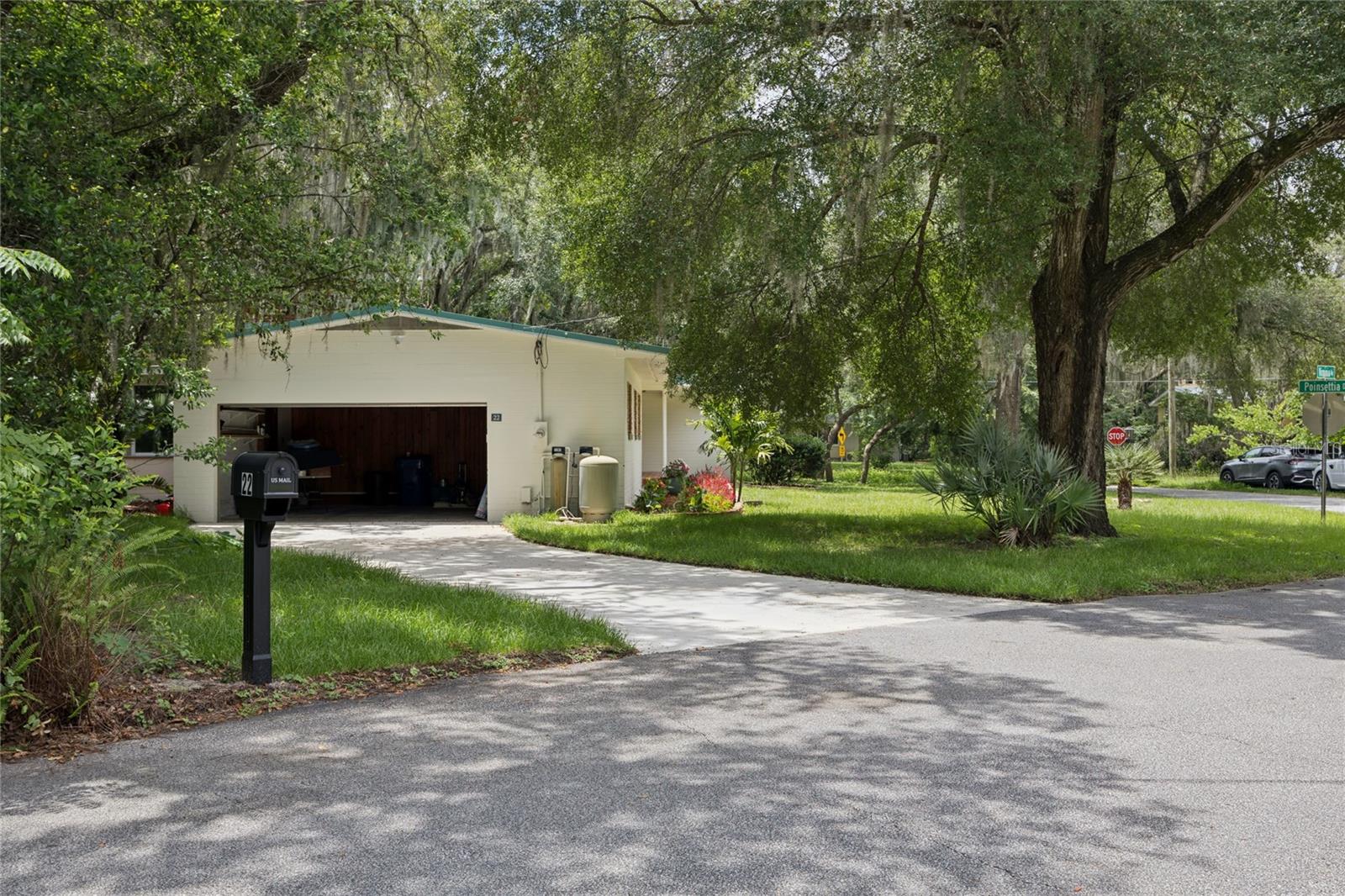 22 POINSETTIA DR