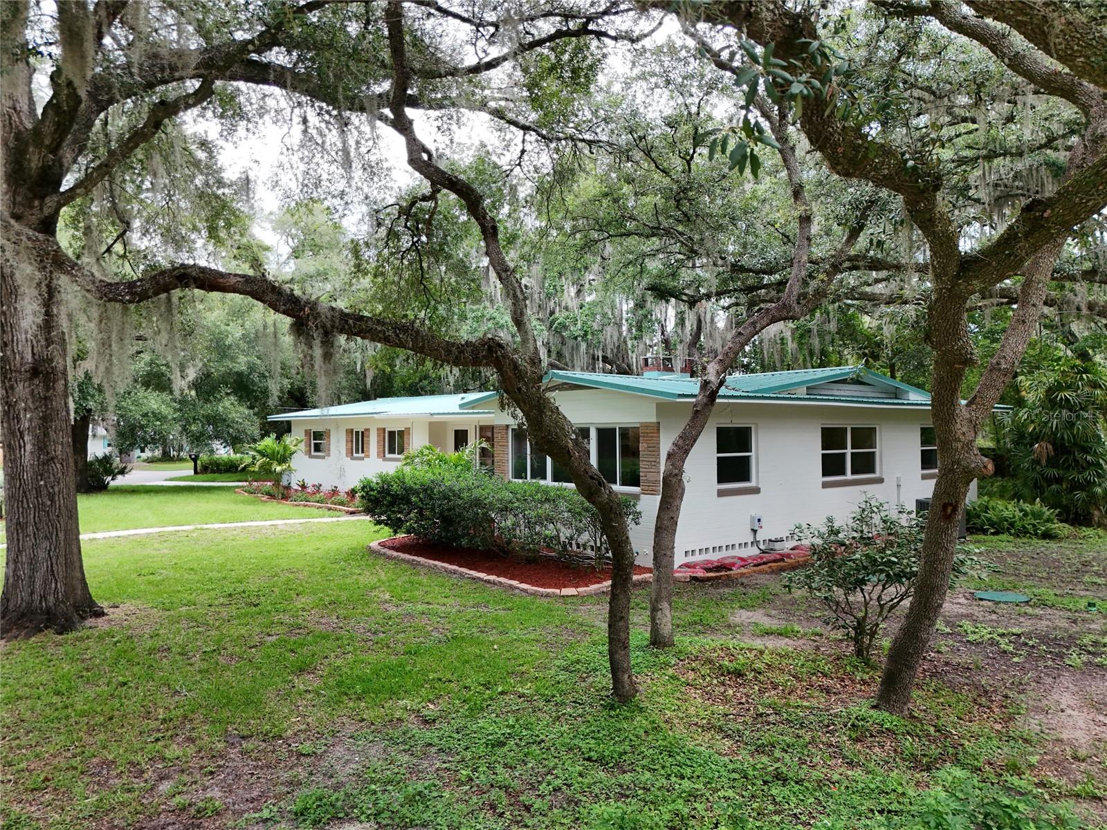 22 POINSETTIA DR