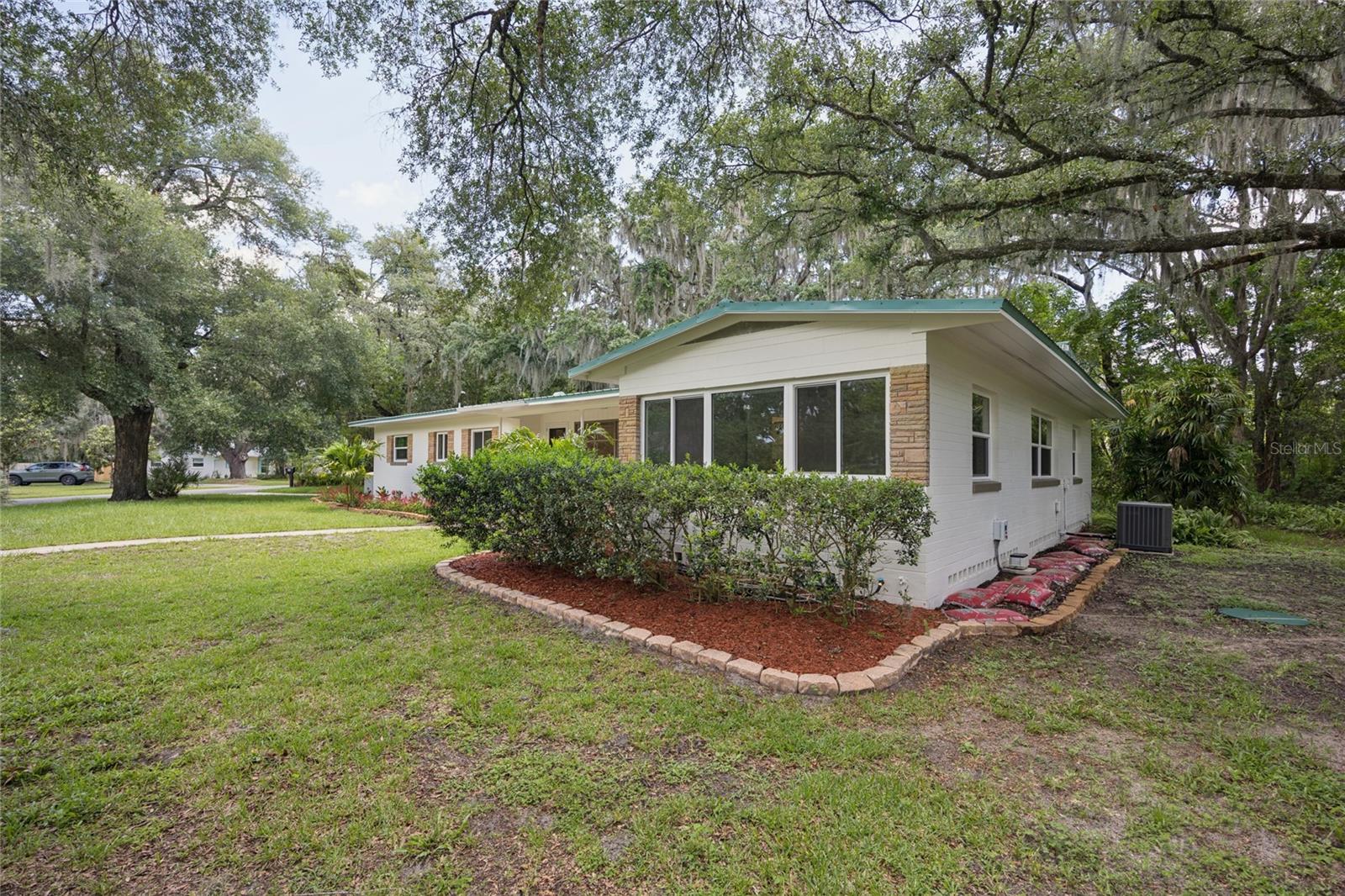 22 POINSETTIA DR