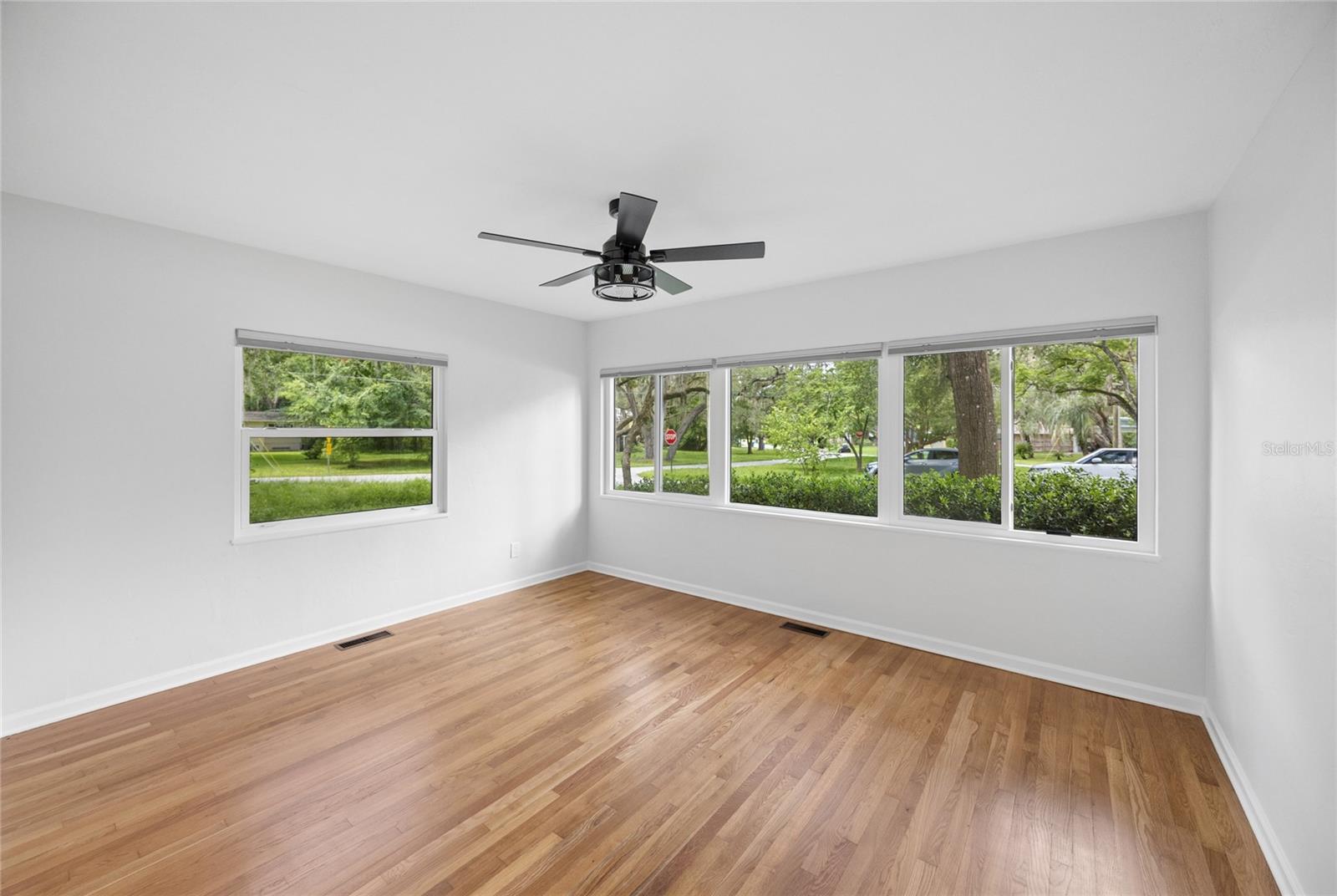 22 POINSETTIA DR