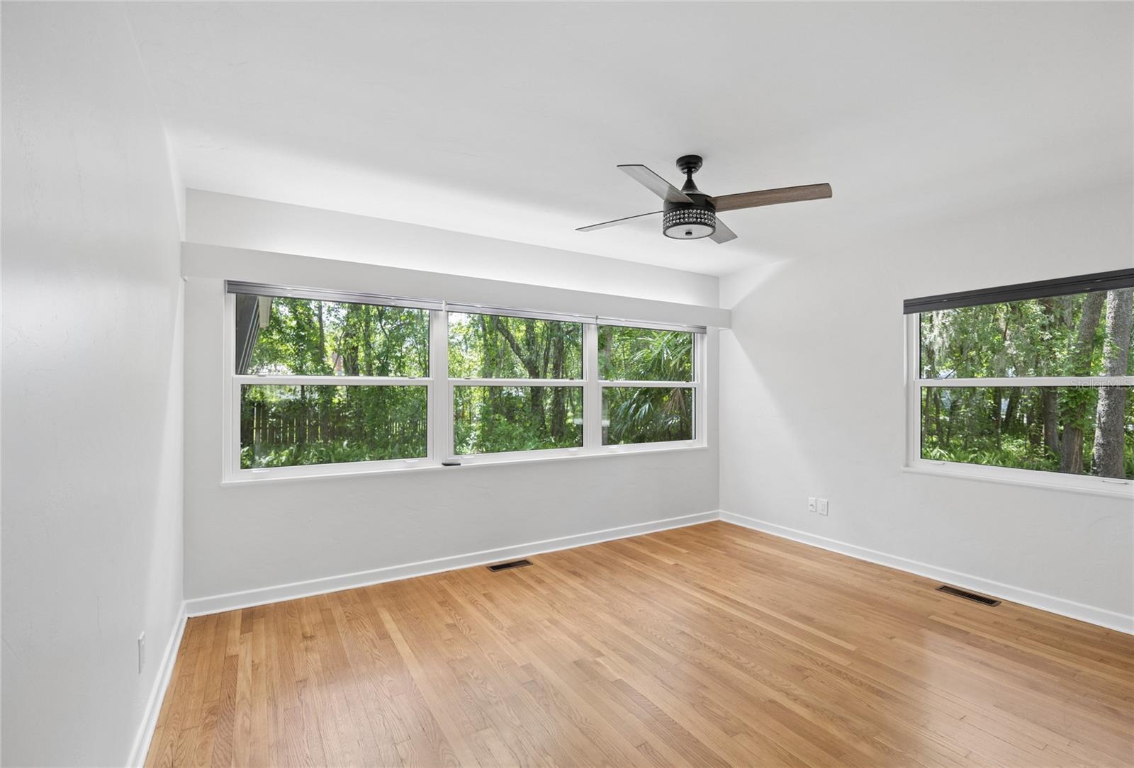 22 POINSETTIA DR